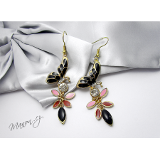 Luxusn&iacute; n&aacute;u&scaron;nice s čern&yacute;mi mot&yacute;ly a kam&iacute;nky