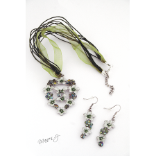 Sada - n&aacute;hrdeln&iacute;k a n&aacute;u&scaron;nice - zelen&eacute; a b&iacute;l&eacute; květy